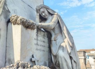 La novia de piedra en el cementerio