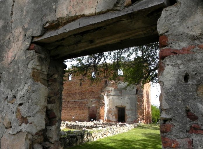 a.uy_20221013_0_Calera_de_las_huerfanas_capilla_ventana_portada